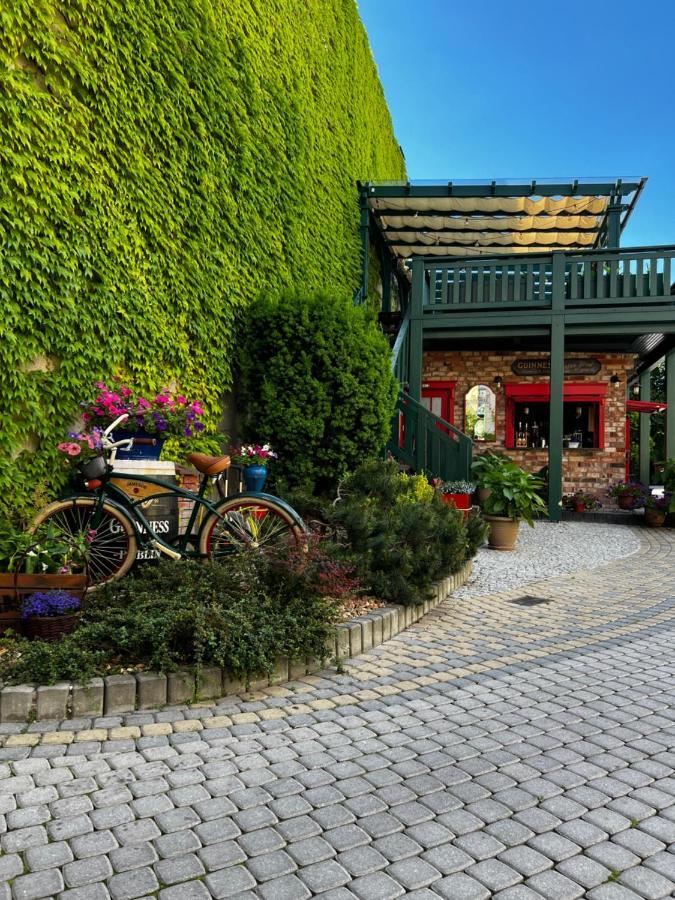 Shoemaker Irish Pub & Accommodation Kielce Exterior photo