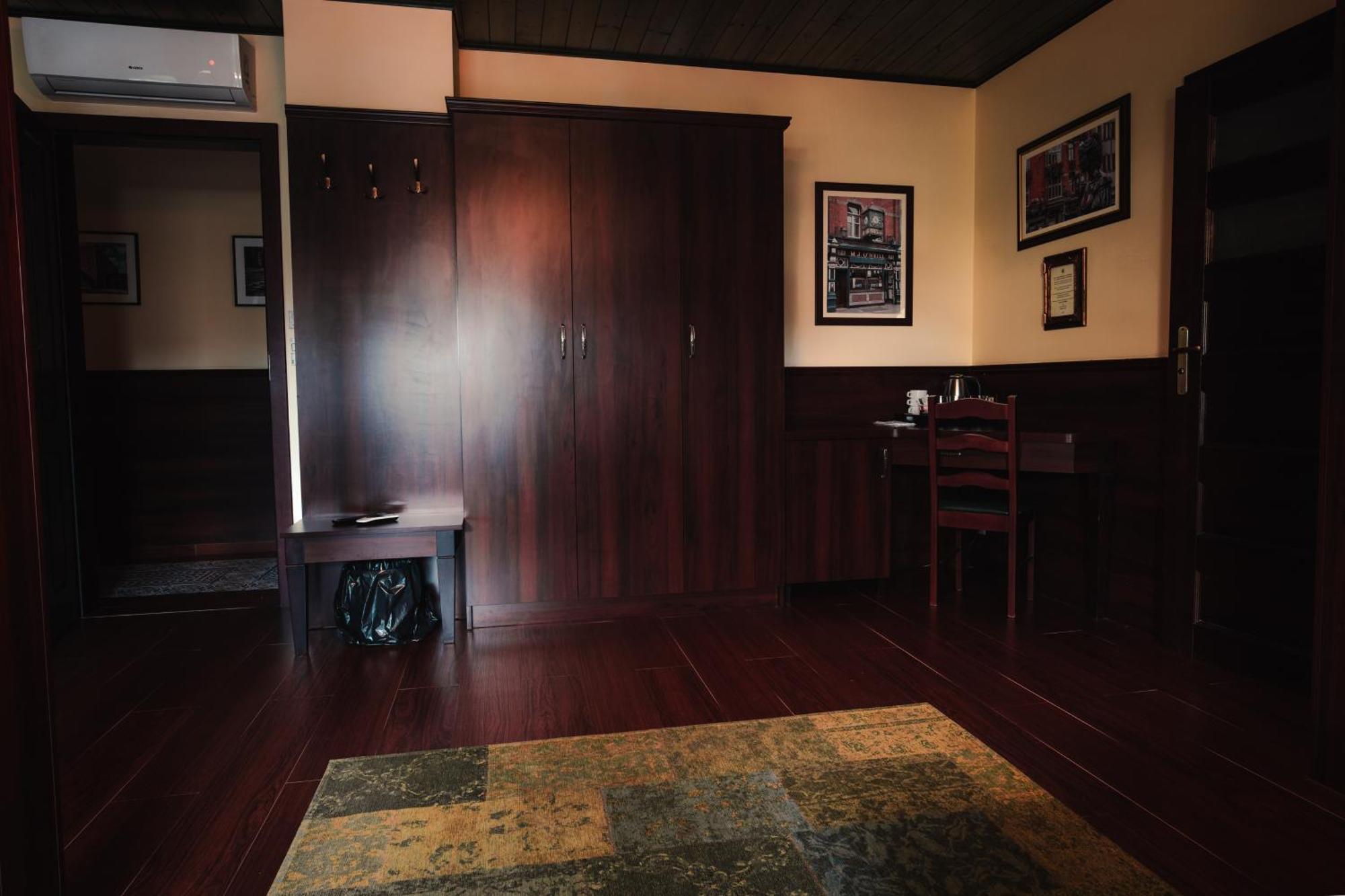 Shoemaker Irish Pub & Accommodation Kielce Exterior photo