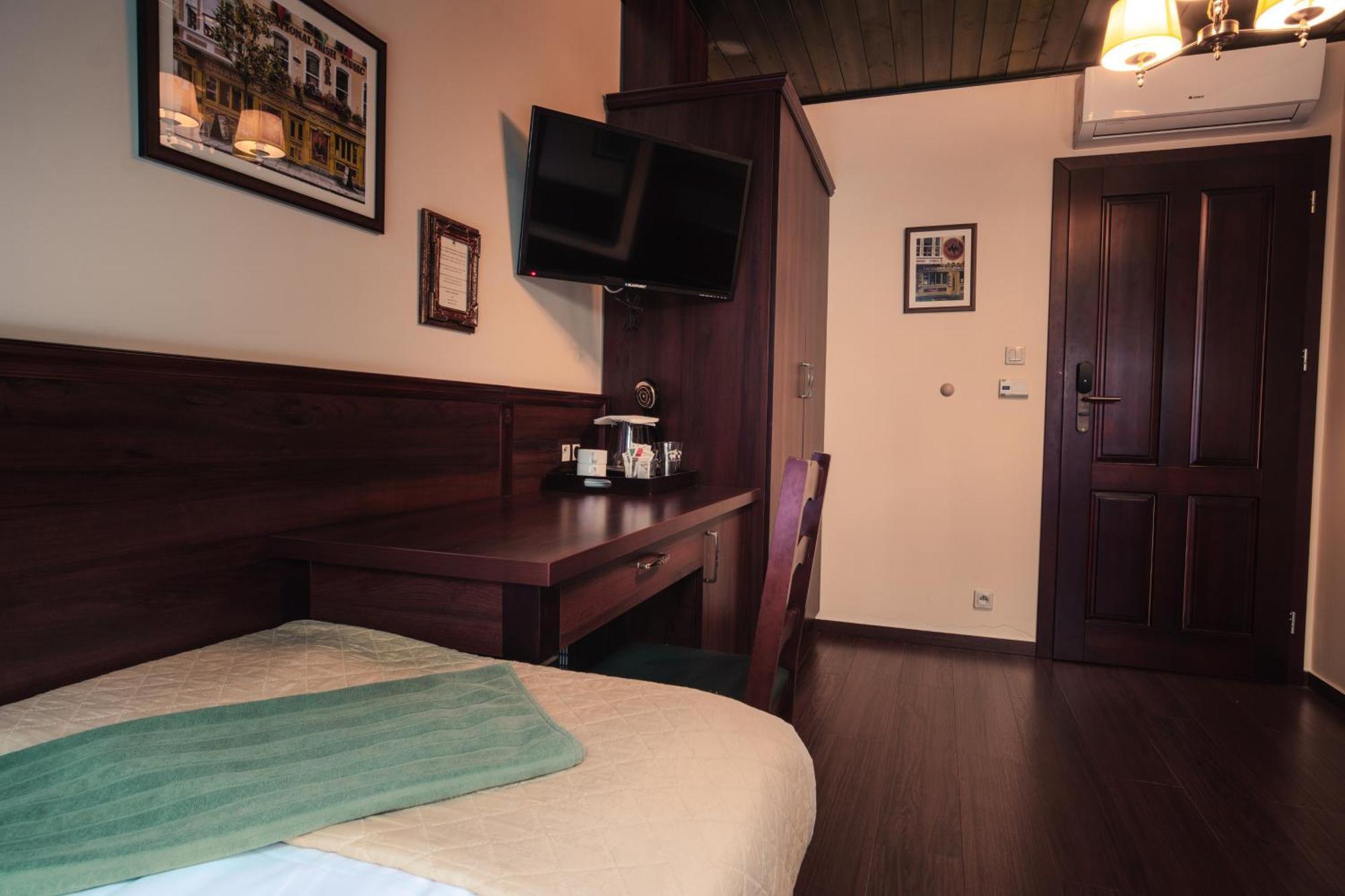 Shoemaker Irish Pub & Accommodation Kielce Exterior photo